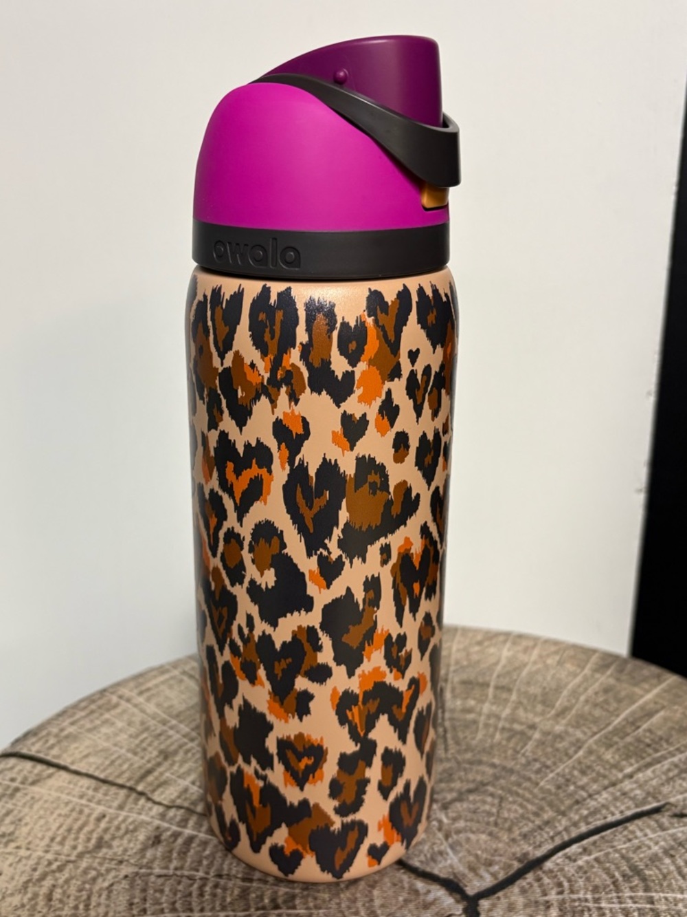 Owala UO Exclusive Wild At Heart FreeSip 32 oz Water Bottle
